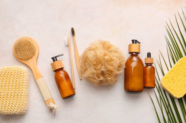 Beyaz arka planda banyo malzemeleri ve palmiye yaprağı.