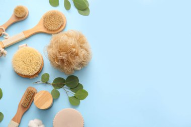 Mavi arka planda banyo malzemeleri ve fırçalar.