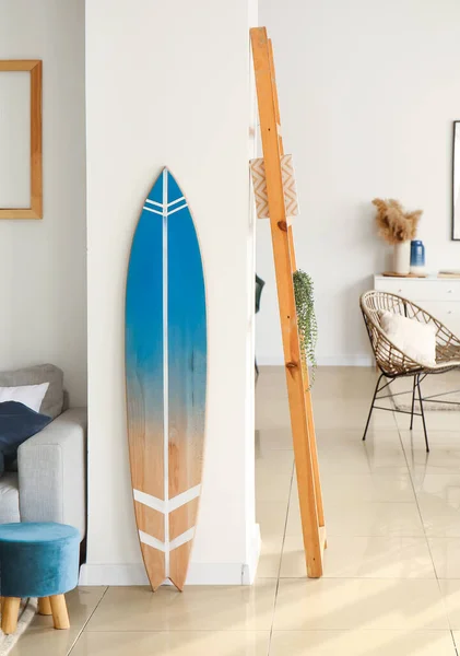 Intérieur Chambre Moderne Avec Planche Surf Élégante — Photo