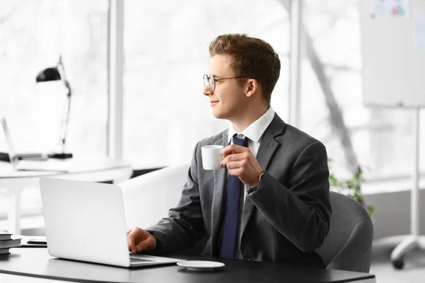 Young Man Drinking Coffee While Using Laptop Office — Stock Photo, Image