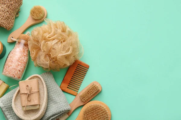 Set Artículos Baño Con Esponja Cepillos Sobre Fondo Verde —  Fotos de Stock