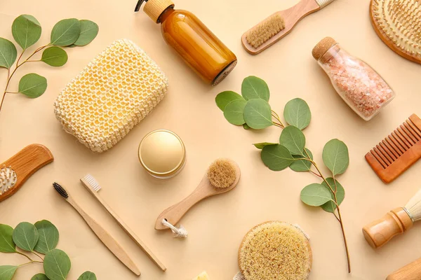 Banyo malzemeleri, banyo süngeri ve bej arka planda bitki dalları.