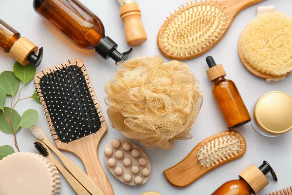 Lifli banyo malzemeleri ve arka planda fırçalar.