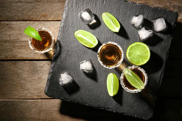 Tomas Tequila Sabroso Con Lima Sobre Fondo Madera — Foto de Stock