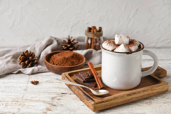 Becher Mit Leckerer Heißer Schokolade Auf Dem Tisch — Stockfoto