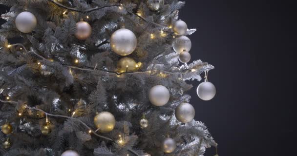 Schön Geschmückter Weihnachtsbaum Auf Schwarzem Hintergrund — Stockvideo