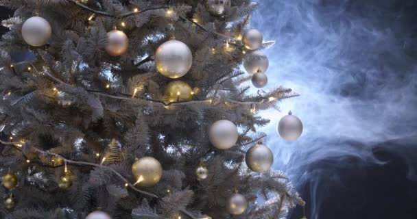 在黑暗的背景上装饰精美的圣诞树 — 图库视频影像