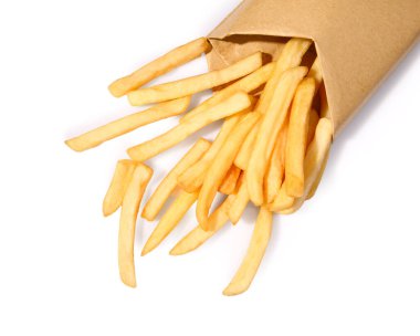 Beyaz arka planda patates kızartması ve kağıt torba.