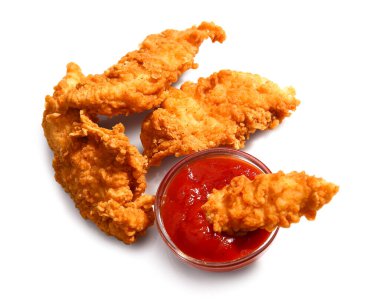 Beyaz arka planda domates soslu kızarmış tavuk kanadı.