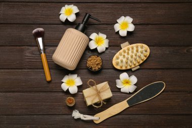 Ahşap zemin üzerine çiçekli güzel spa kompozisyon