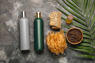 Kozmetik ürünlerin, süngerlerin, fırçaların ve koyu arkaplanda gerekli yağların bulunduğu kompozisyon