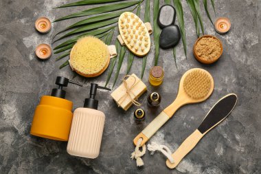 Masaj fırçaları ve koyu arkaplanda yanan mumlarla kaplıca seti