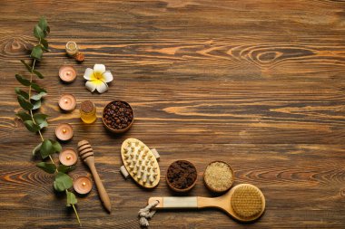 Ahşap arka plan üzerinde mumlar yanan ile güzel spa kompozisyon