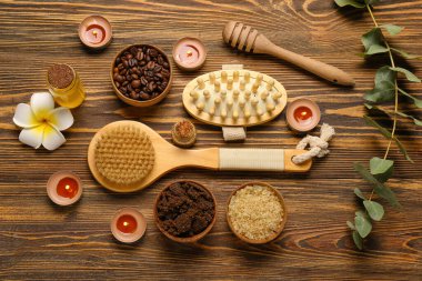 Ahşap arka plan üzerinde mumlar yanan ile güzel spa kompozisyon