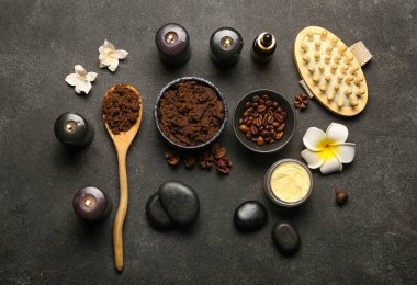 Koyu arkaplanda yanan mumlarla güzel bir spa kompozisyonu