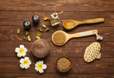 Ahşap arka planda yanan mumlar ve çiçekler ile güzel Spa kompozisyon