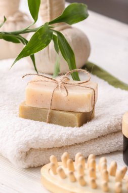 Açık arkaplanlı sabunlu spa seti