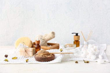 Işık arkaplanı üzerine spa seti