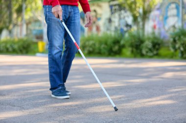 Dışarıda yürüyen kör yaşlı adam.