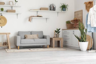 Kanepe, tezgah ve aksesuarlı aydınlatma odasının içinde.