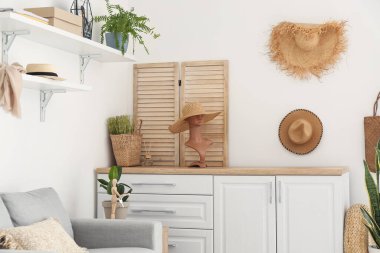 Tezgah, manken ve şapkalı aydınlatma odasının içinde.