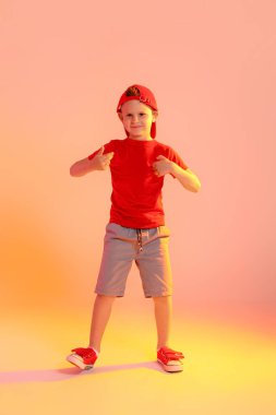 Renkli arka planda dans eden sevimli küçük çocuk.