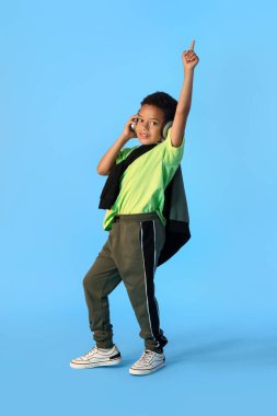 Dans eden Afro-Amerikalı çocuk müzik dinliyor.