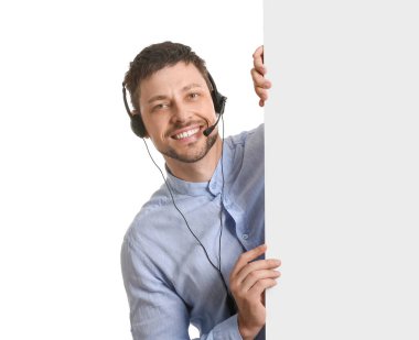 Kulaklık takmış çağrı merkezinin danışmanıyım. Beyaz arka planda boş kağıt sayfası var.