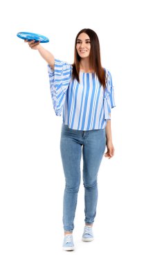 Beyaz arka planda frizbi diski olan güzel genç bir kadın.