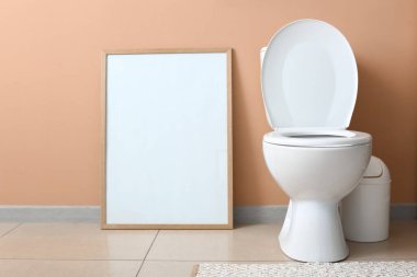 Temiz modern tuvaletin içi.