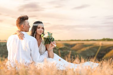 Mutlu evlilik çiftleri kırsalda