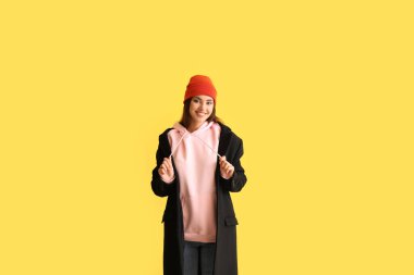 Renkli kapüşonlu güzel bir kadın.