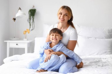 Annesiyle yatan küçük bir çocuk.