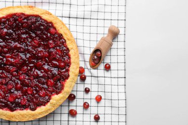 Hafif arkaplanda lezzetli yaban mersinli turta