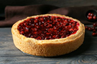 Ahşap masada nefis yaban mersinli turta, yakın plan.