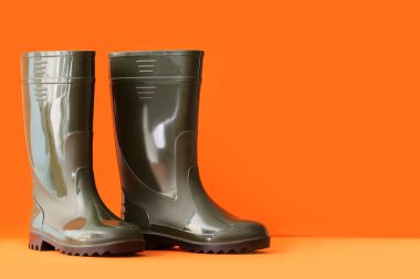 Renkli arka planda bir çift çizme