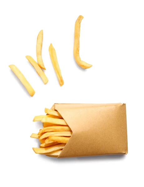 Saco Papel Com Saborosas Batatas Fritas Fundo Branco — Fotografia de Stock