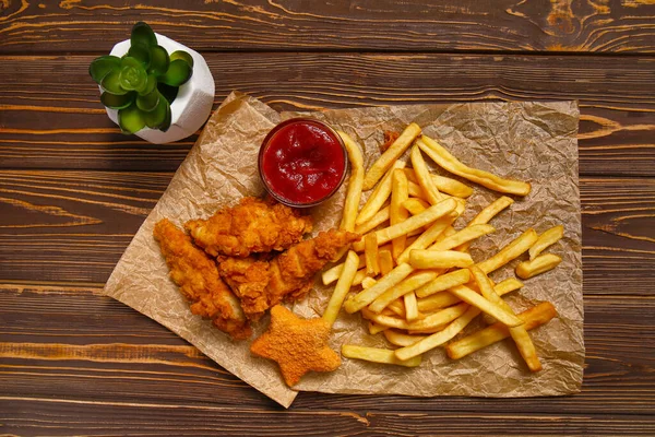 Lekker Fast Food Met Tomatensaus Houten Tafel — Stockfoto