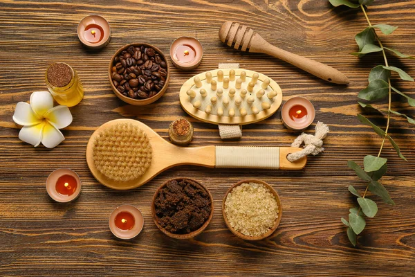 Ahşap arka plan üzerinde mumlar yanan ile güzel spa kompozisyon