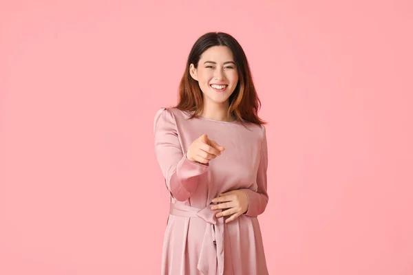 Ung Skvaller Asiatisk Kvinna Färg Bakgrund — Stockfoto