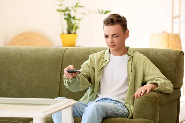 Teenage Boy Watching Sofa Home — Stock fotografie