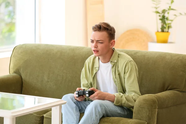 Δυσαρεστημένος Έφηβος Παίζει Βιντεοπαιχνίδι Στον Καναπέ Στο Σπίτι — Φωτογραφία Αρχείου