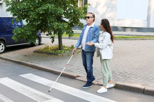 Cego Homem Sênior Com Sua Filha Cruzando Estrada Cidade — Fotografia de Stock