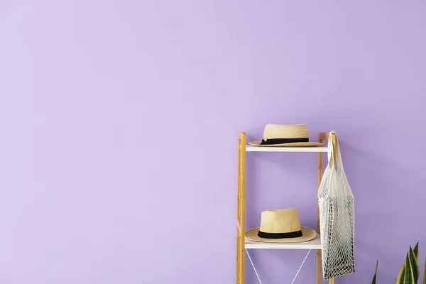 Shelving Unit Straw Hats Bag Lilac Wall — Stock Photo, Image