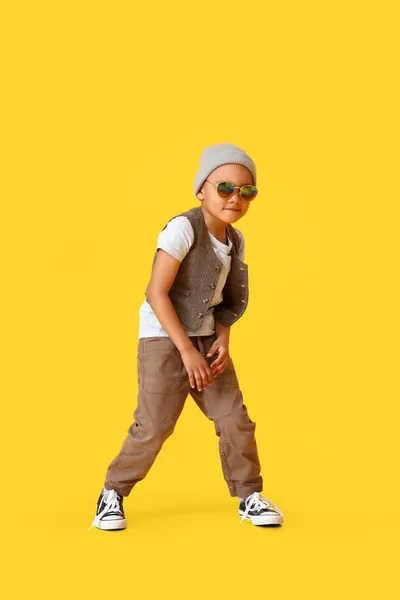 Söt Dans Afroamerikansk Pojke Färg Bakgrund — Stockfoto