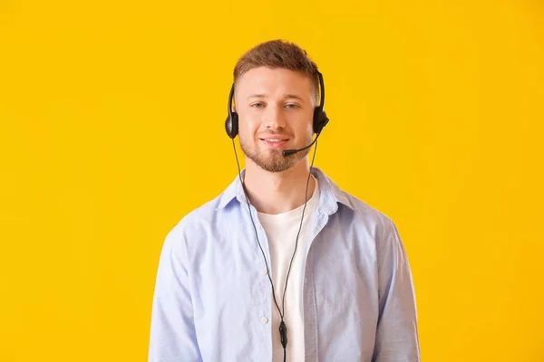 Όμορφος Σύμβουλος Του Τηλεφωνικού Κέντρου Ακουστικά Κίτρινο Φόντο — Φωτογραφία Αρχείου
