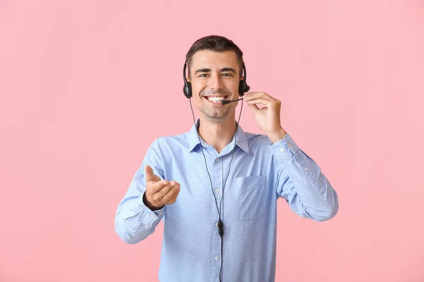 Respondiendo Consultor Masculino Call Center Con Auriculares Sobre Fondo Rosa —  Fotos de Stock