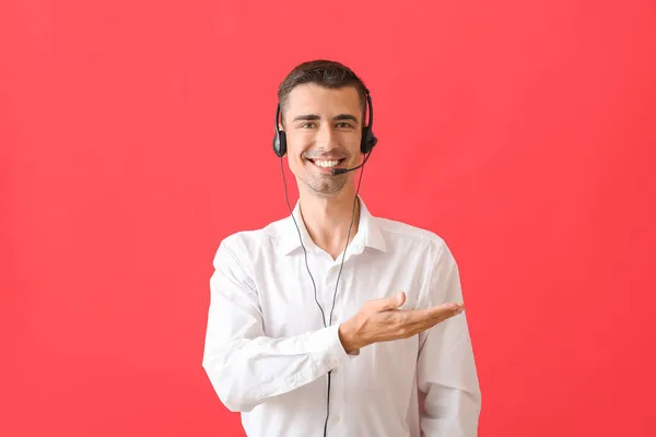 Man Consultant Van Call Center Met Headset Toont Iets Rode — Stockfoto