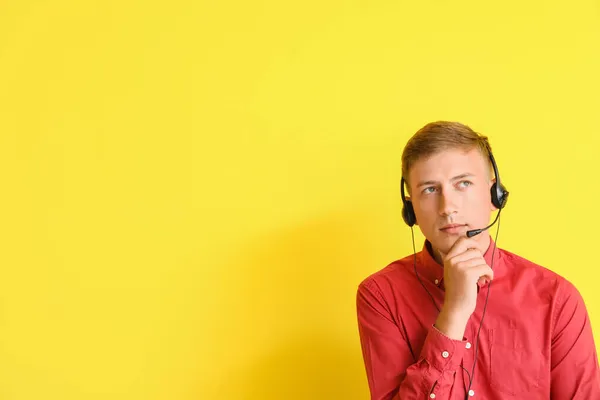 Przemyślany Konsultant Call Center Słuchawkach Żółtym Tle — Zdjęcie stockowe