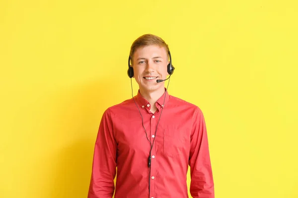 Jonge Consultant Van Call Center Headset Gele Achtergrond — Stockfoto